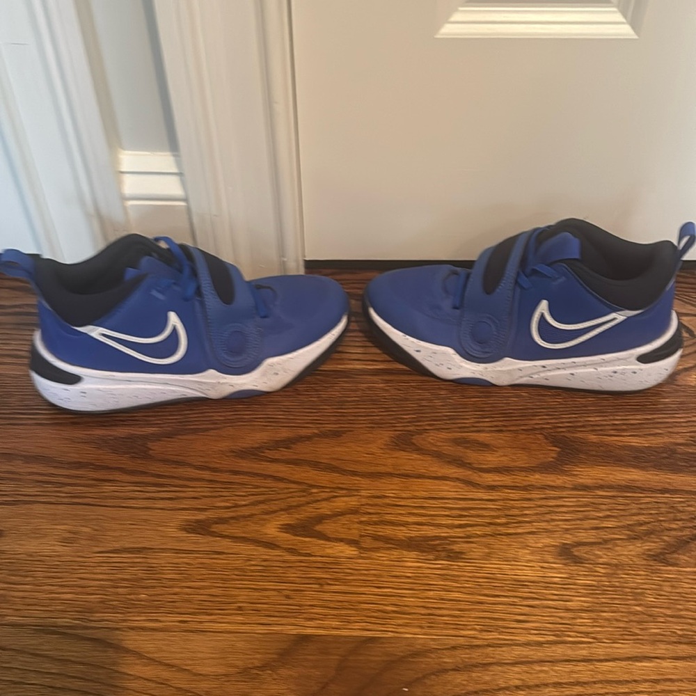 Nike Boys 5.5 sneaker